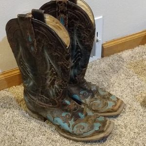 Corral size 7.5 distressed black with turquoise inlay